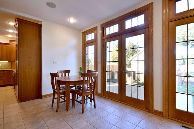 dining room featuring plenty of natural light, visible vents, and baseboards