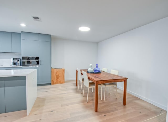 dining area with baseboards, recessed lighting, visible vents, and light wood-style floors