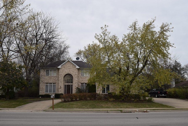 view of front facade featuring a front yard