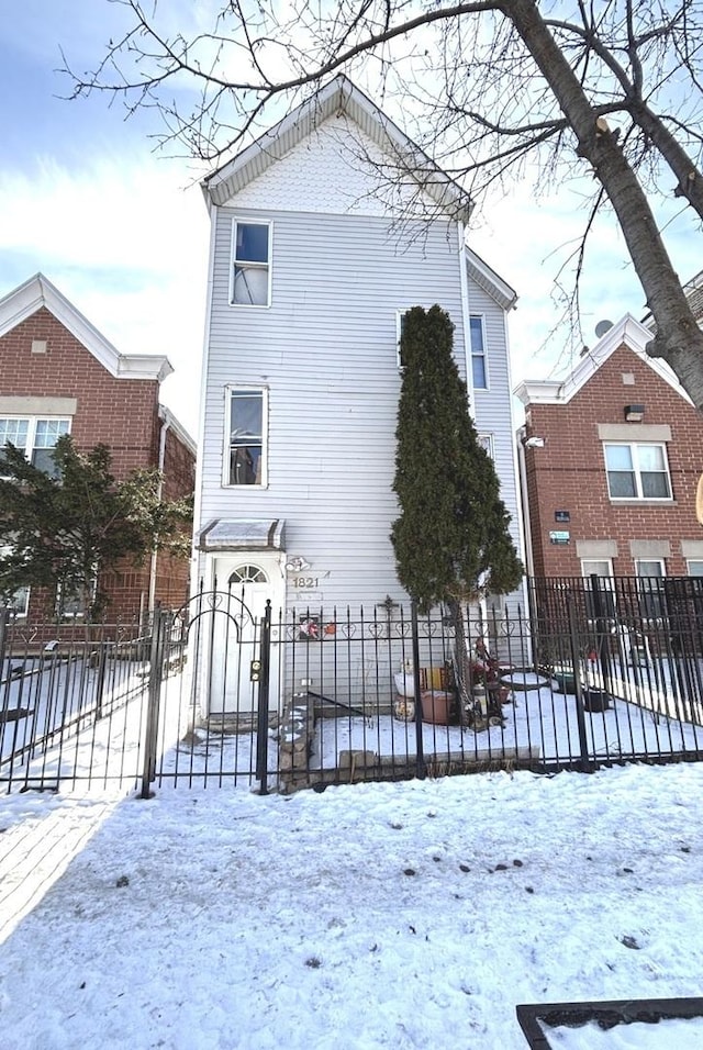 view of front of home featuring a fenced front yard