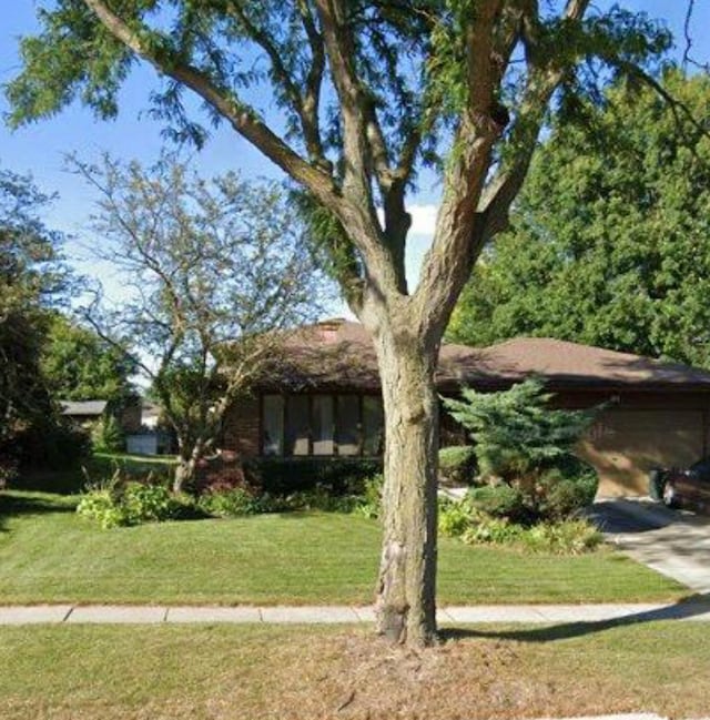 view of front of property with a front lawn