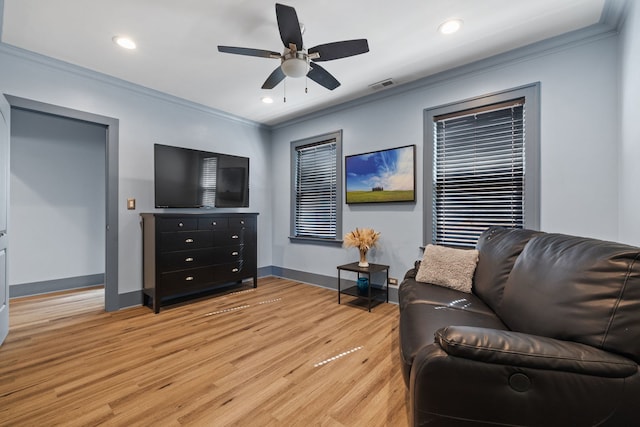 living area with crown molding, recessed lighting, visible vents, light wood-style flooring, and ceiling fan