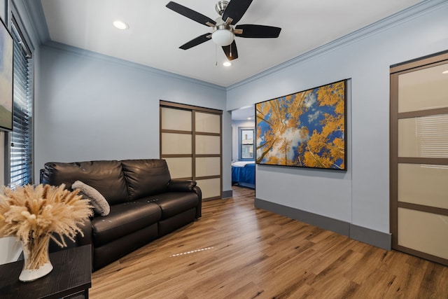 living area featuring recessed lighting, a ceiling fan, crown molding, and wood finished floors