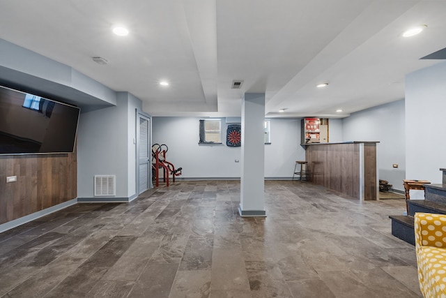 workout room featuring baseboards, visible vents, and a dry bar