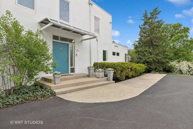 property entrance featuring stucco siding