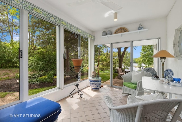 sunroom with ceiling fan