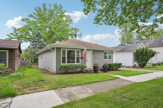 view of front of property featuring fence and a front yard