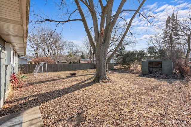 view of yard featuring fence and an outbuilding