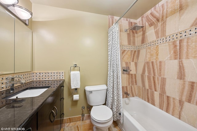 bathroom featuring baseboards, toilet, shower / tub combo with curtain, decorative backsplash, and vanity