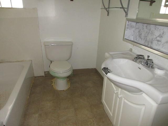 525 Price Ave, Calumet City, IL 60409 - full bath featuring vanity, toilet, tile patterned floors, baseboards, and a tub to relax in
