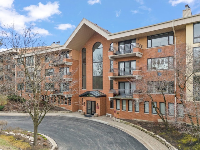 view of apartment building / complex