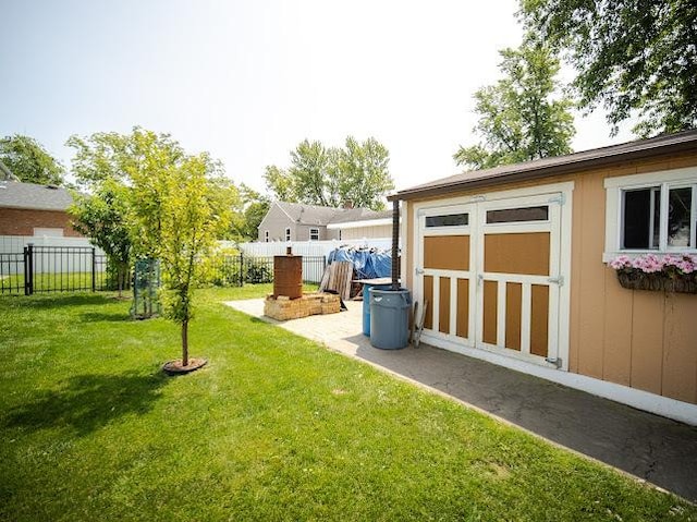 view of yard featuring a storage shed, an outdoor structure, and a fenced backyard