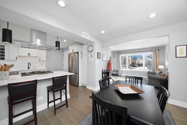 dining area with dark wood-style floors, baseboards, visible vents, and recessed lighting