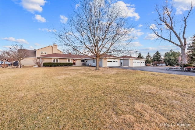 view of front facade featuring a garage and a front yard