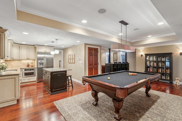 playroom featuring recessed lighting, dark wood-style flooring, a sink, and baseboards