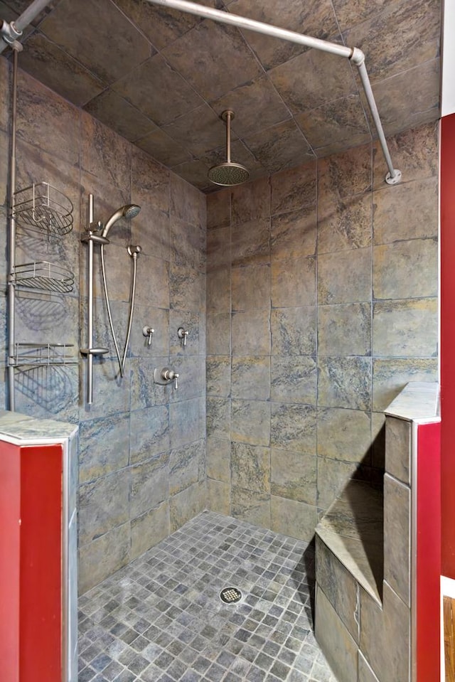 bathroom featuring tiled shower