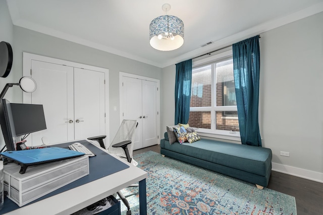 office space featuring baseboards, visible vents, dark wood-style floors, an inviting chandelier, and crown molding