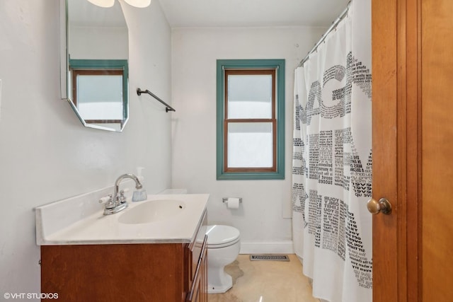 full bath featuring visible vents, toilet, vanity, a shower with curtain, and baseboards