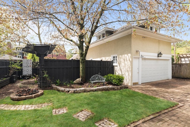 714 Sheridan Rd, Evanston, IL 60202 - view of yard with decorative driveway