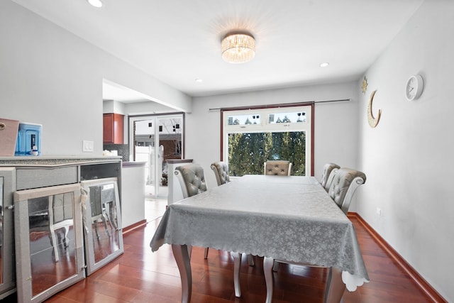 dining area featuring recessed lighting, beverage cooler, dark wood finished floors, and baseboards