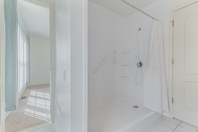 full bathroom featuring visible vents, a shower with curtain, and tile patterned flooring