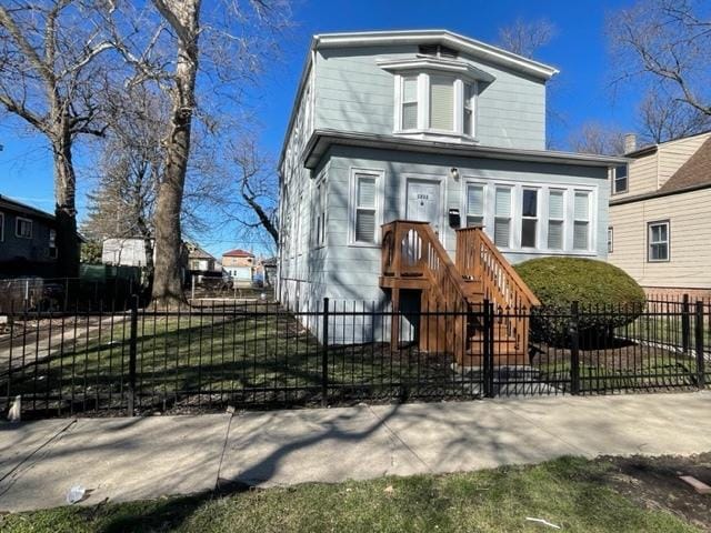 view of front of property with a fenced front yard