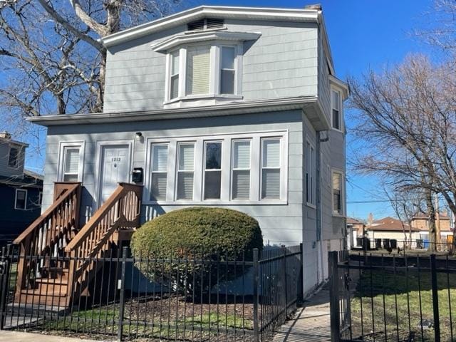 view of front facade featuring a fenced front yard