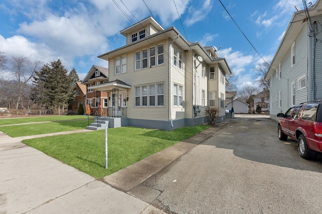 view of front of house featuring a front lawn