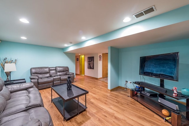 living area featuring baseboards, recessed lighting, visible vents, and light wood-style floors