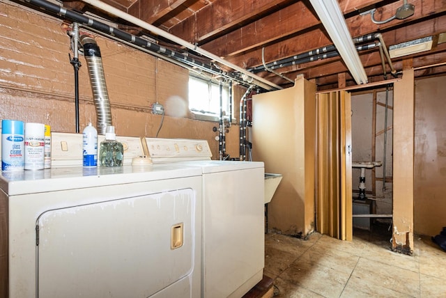 washroom with laundry area and independent washer and dryer