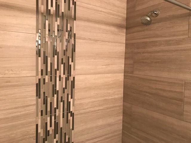 bathroom featuring a tile shower