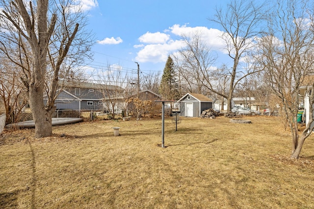 view of yard featuring an outdoor structure and a shed