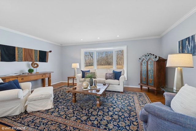 living room with recessed lighting, baseboards, wood finished floors, and ornamental molding