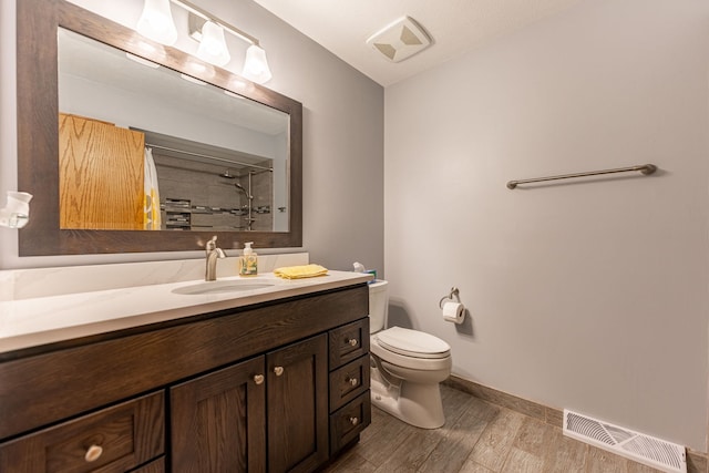 bathroom with curtained shower, visible vents, vanity, and toilet