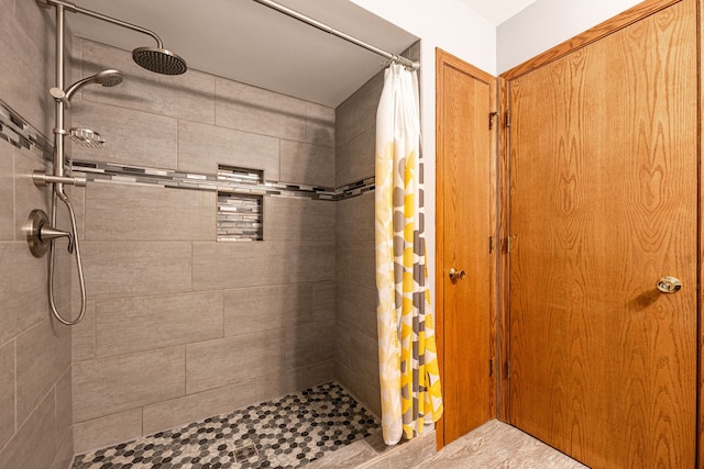 bathroom featuring a tile shower