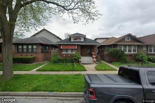 view of front of home with a front lawn