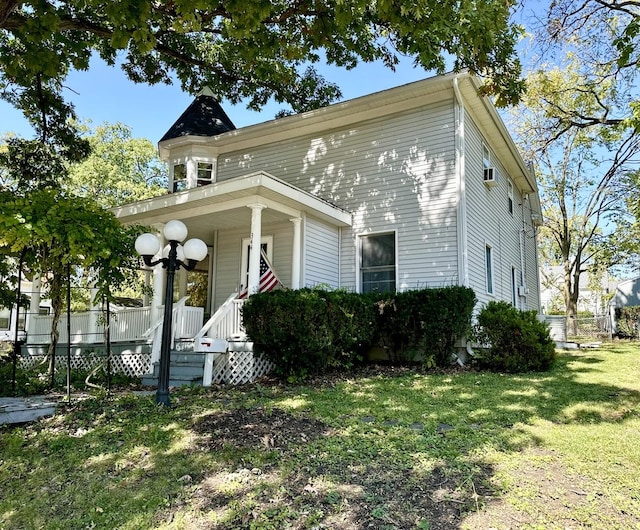 view of front facade featuring a porch and a front lawn