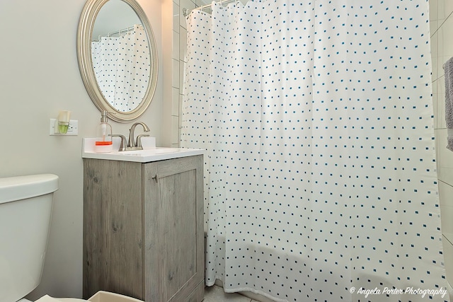 bathroom with toilet, a shower with curtain, and vanity