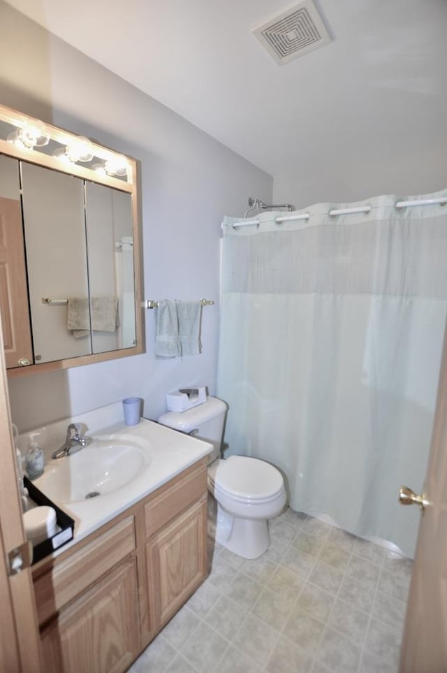 full bath with vanity, curtained shower, toilet, and visible vents