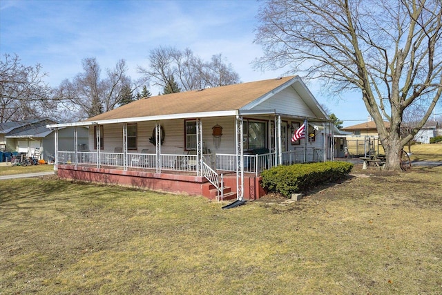 country-style home featuring a porch and a front lawn