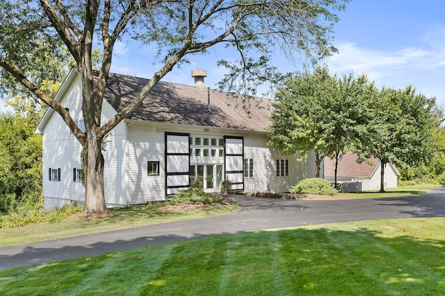 view of front of house with a front lawn