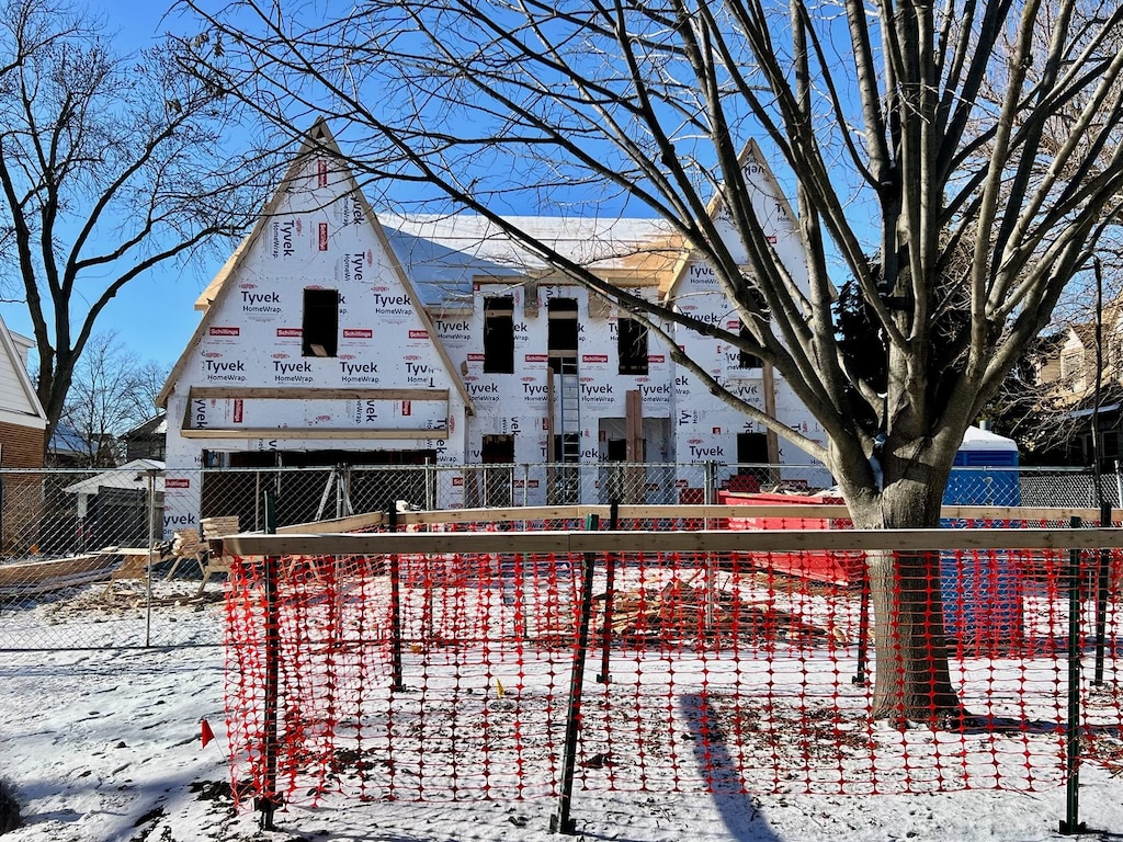 view of front facade with fence