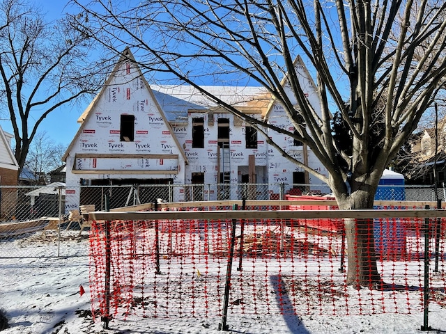 view of front facade with fence