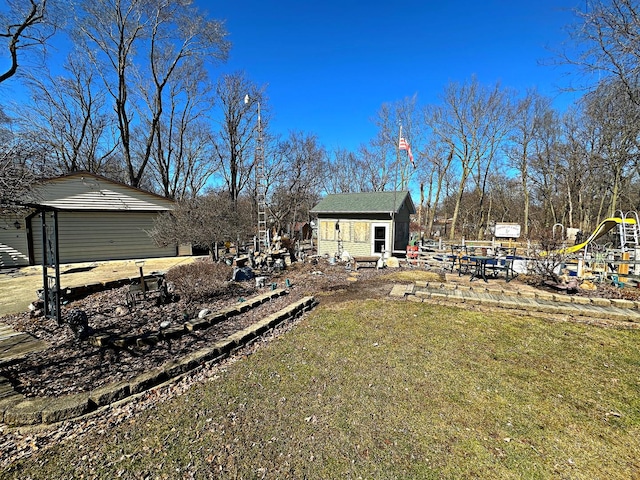 view of yard featuring an outbuilding