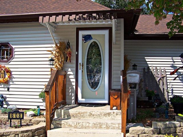 property entrance with roof with shingles
