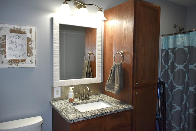 bathroom featuring a shower with shower curtain, backsplash, toilet, and vanity