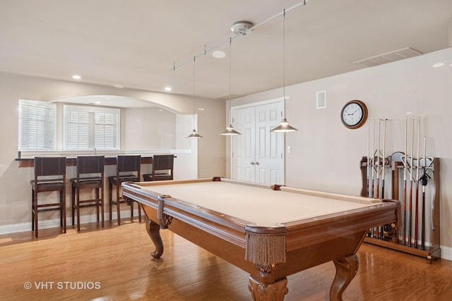 rec room with visible vents, light wood-style flooring, billiards, and baseboards