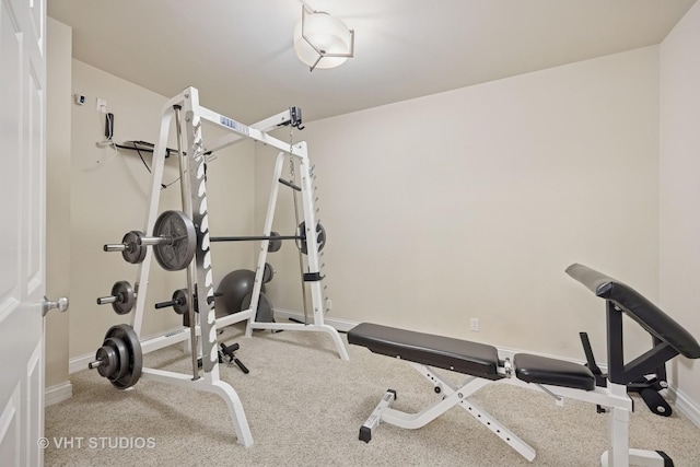 exercise area featuring baseboards