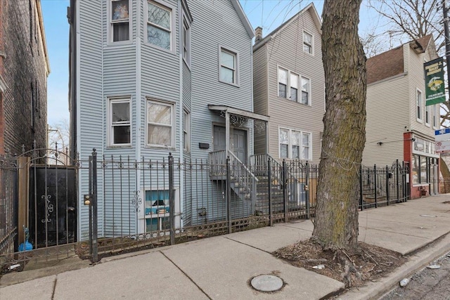 view of front facade featuring a fenced front yard