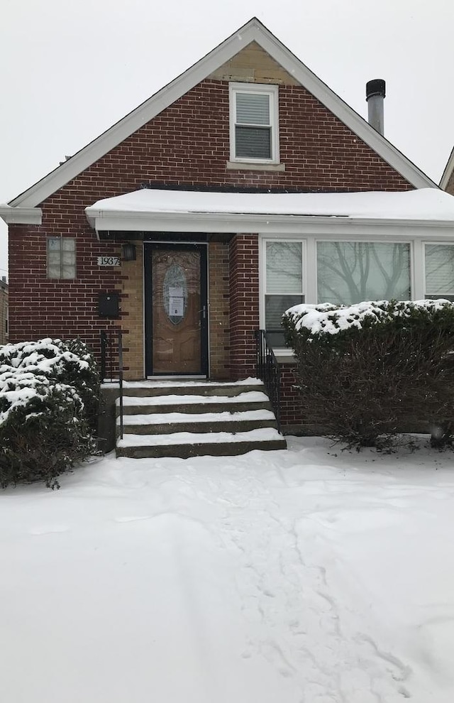 view of front of property featuring brick siding